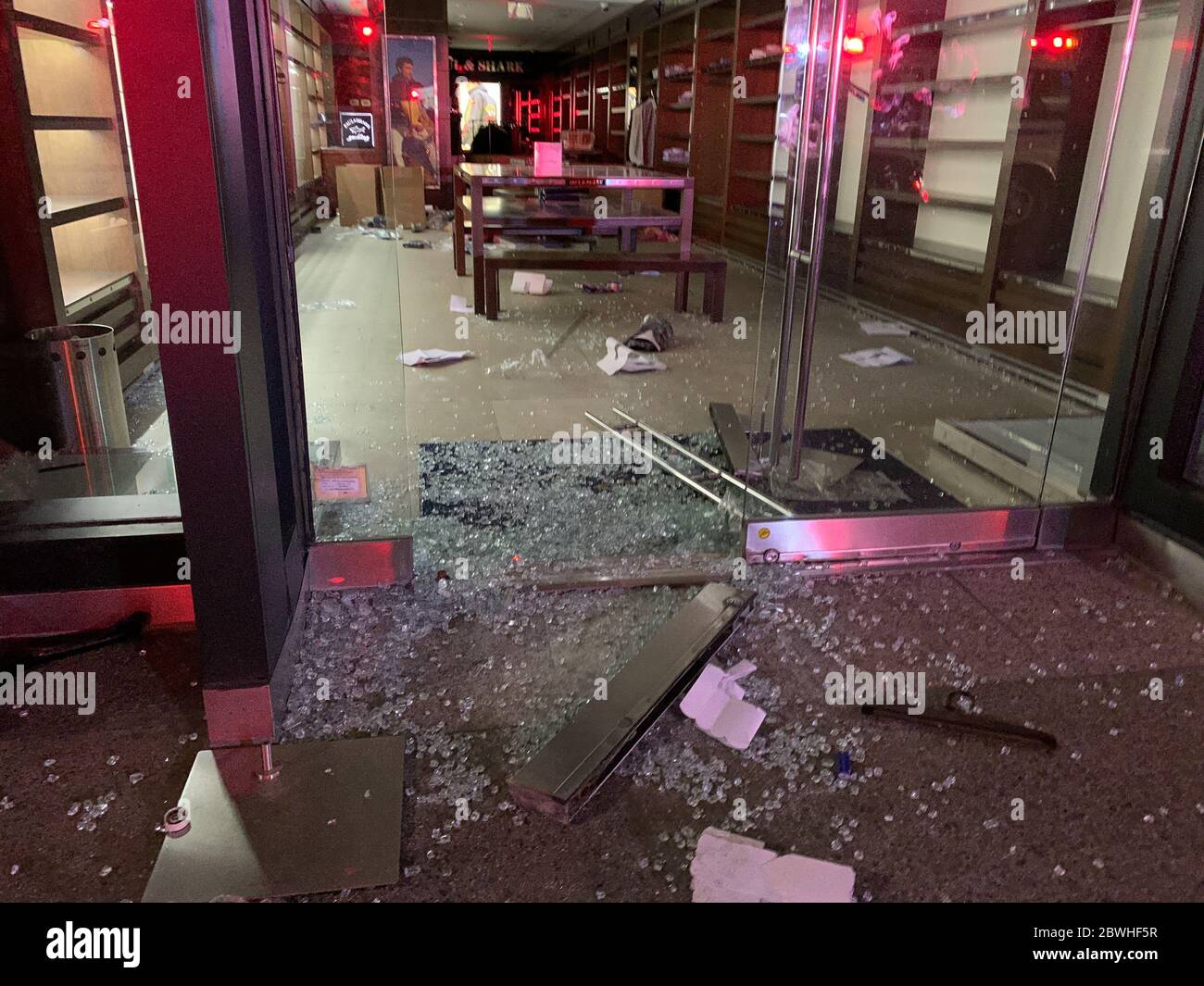 New York, New York, USA. 1st June, 2020. (NEW) Protesters loot stores in Manhattan . June 1, 2020, New York, USA: Protesters looted some stores in Manhattan this evening showing their anger and frustrations for the murder of black man George Floyd in Minneapolis. The Police are moving around the places trying to stop them .Credit: Niyi Fote /Thenews2. Credit: Niyi Fote/TheNEWS2/ZUMA Wire/Alamy Live News Stock Photo