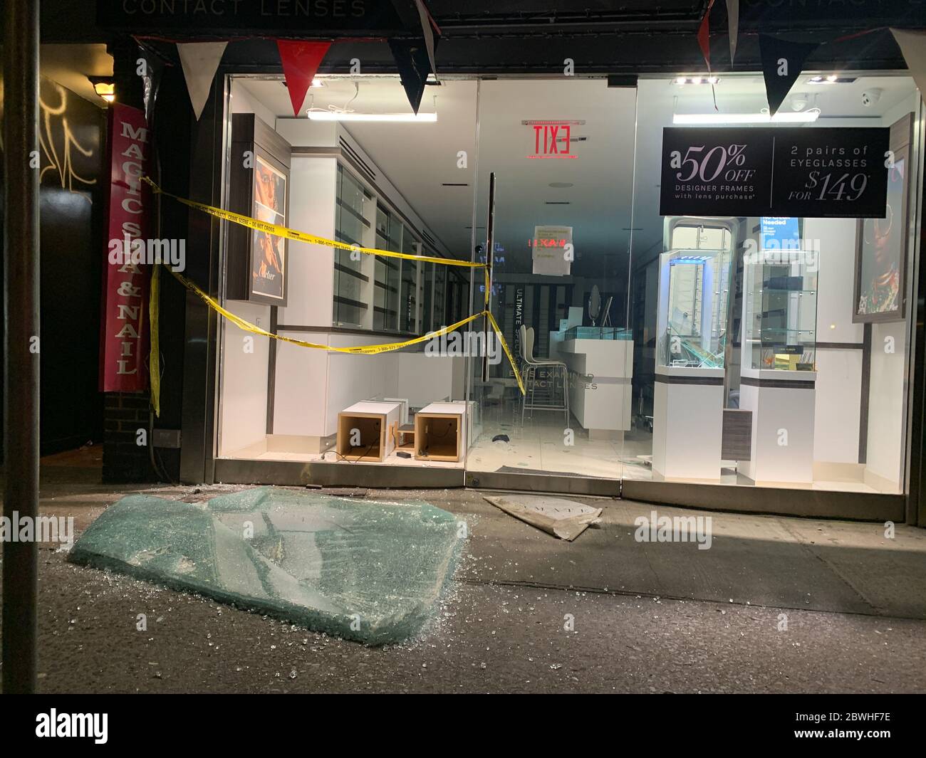 New York, New York, USA. 1st June, 2020. (NEW) Protesters loot stores in Manhattan . June 1, 2020, New York, USA: Protesters looted some stores in Manhattan this evening showing their anger and frustrations for the murder of black man George Floyd in Minneapolis. The Police are moving around the places trying to stop them .Credit: Niyi Fote /Thenews2. Credit: Niyi Fote/TheNEWS2/ZUMA Wire/Alamy Live News Stock Photo