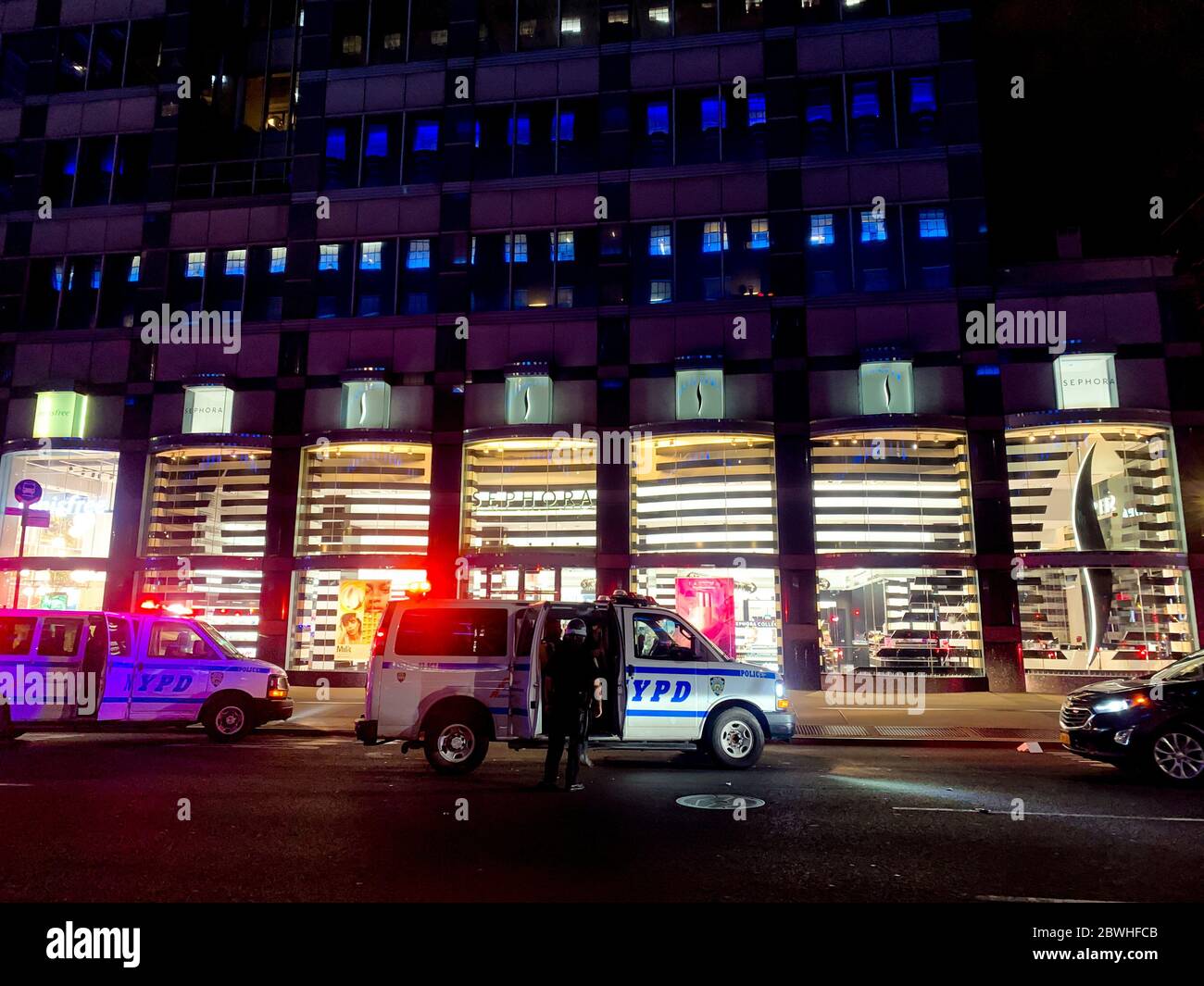 New York, New York, USA. 1st June, 2020. (NEW) Protesters loot stores in Manhattan . June 1, 2020, New York, USA: Protesters looted some stores in Manhattan this evening showing their anger and frustrations for the murder of black man George Floyd in Minneapolis. The Police are moving around the places trying to stop them .Credit: Niyi Fote /Thenews2. Credit: Niyi Fote/TheNEWS2/ZUMA Wire/Alamy Live News Stock Photo