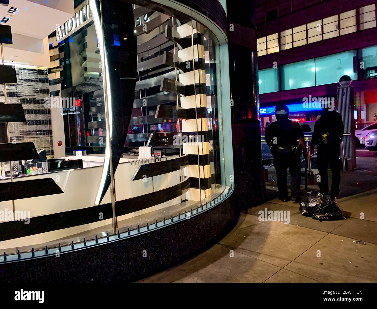 New York, New York, USA. 1st June, 2020. (NEW) Protesters loot stores in Manhattan . June 1, 2020, New York, USA: Protesters looted some stores in Manhattan this evening showing their anger and frustrations for the murder of black man George Floyd in Minneapolis. The Police are moving around the places trying to stop them .Credit: Niyi Fote /Thenews2. Credit: Niyi Fote/TheNEWS2/ZUMA Wire/Alamy Live News Stock Photo