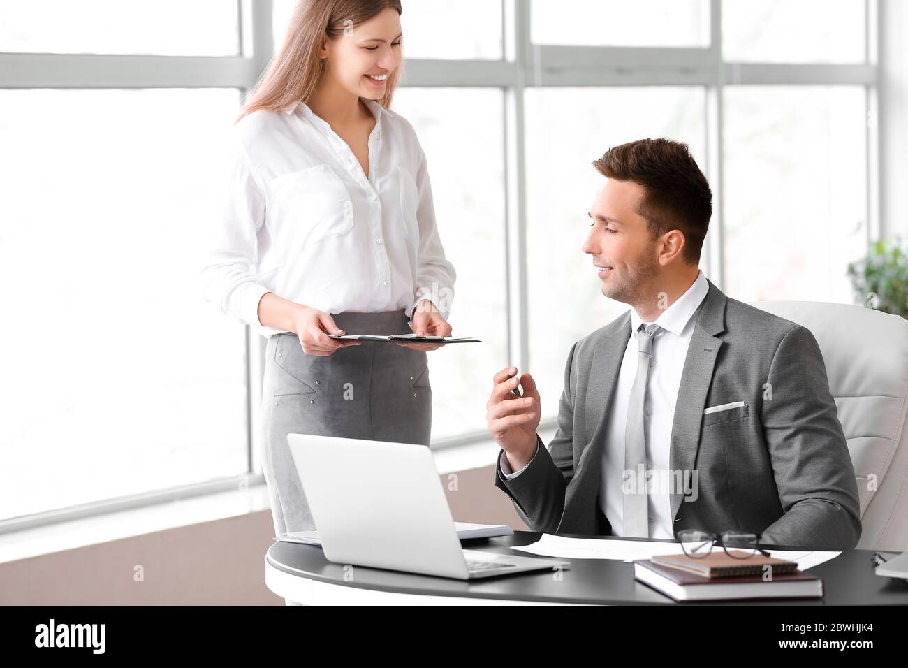 Styrke lærebog forfremmelse Boss and his beautiful secretary working in office Stock Photo - Alamy