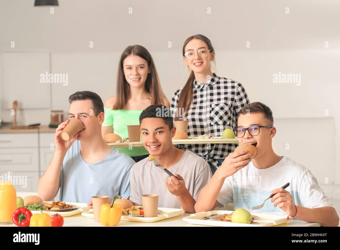 https://c8.alamy.com/comp/2BWHK0T/pupils-having-lunch-at-school-canteen-2BWHK0T.jpg