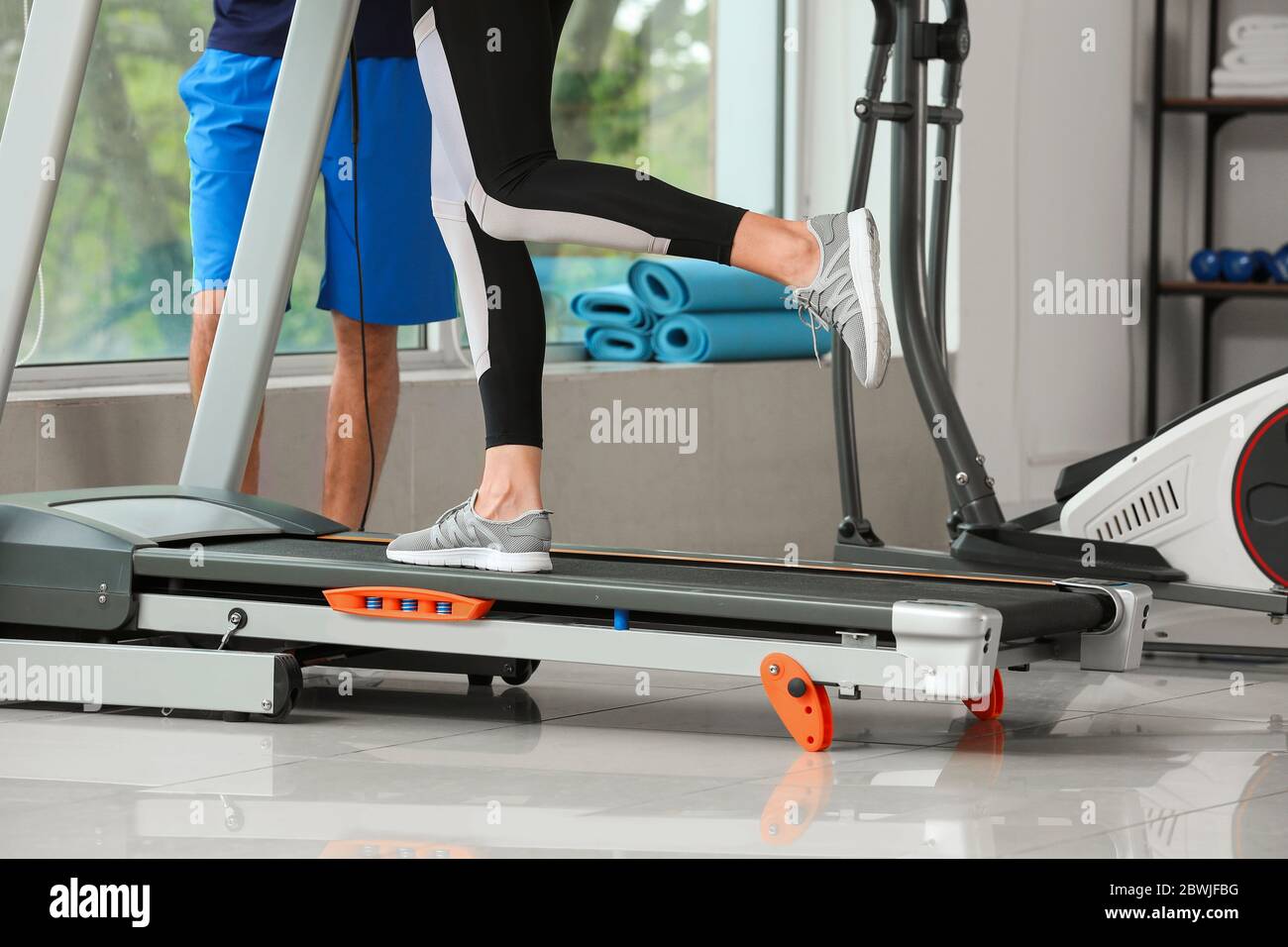Sporty young couple training in gym Stock Photo - Alamy