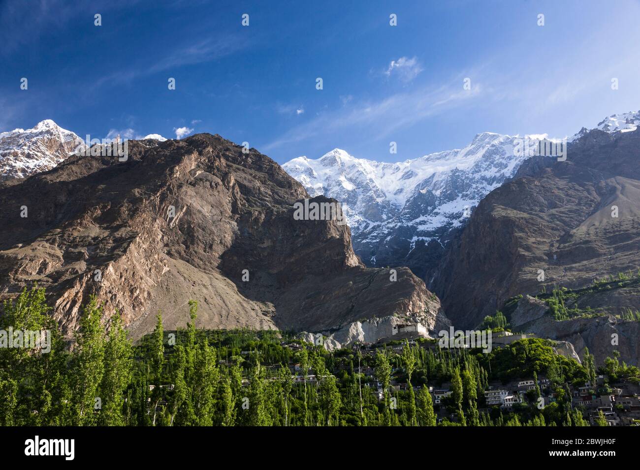 Baltit fort and Ultar Sar mountains, Hunza, Karimabad, Hunza Nagar, Gilgit-Baltistan Province, Pakistan, South Asia, Asia Stock Photo