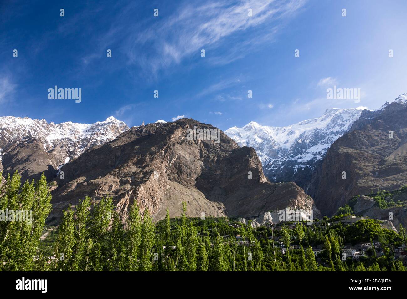 Baltit fort and Ultar Sar mountains, Hunza, Karimabad, Hunza Nagar, Gilgit-Baltistan Province, Pakistan, South Asia, Asia Stock Photo