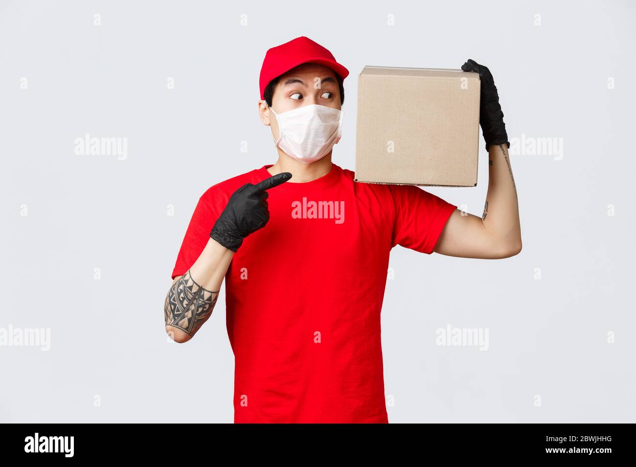 Доставщик с коробками в руках. Доставщик с коробками в руках. Доставщик с коробками в руках. Service bring. Service bring.