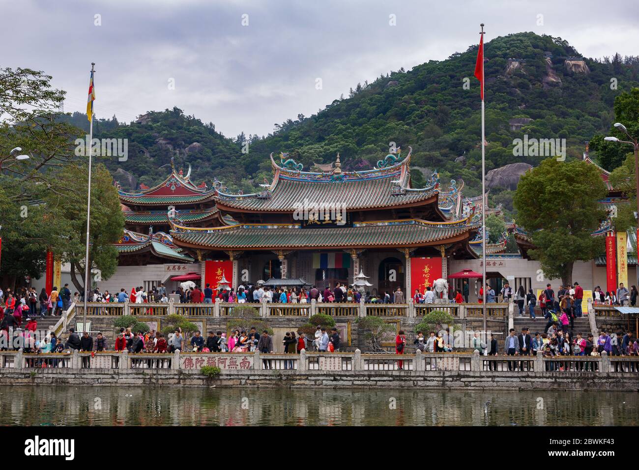 View on a building of the buddhist Nanputuo Temple - with many tourists and believers. Stock Photo