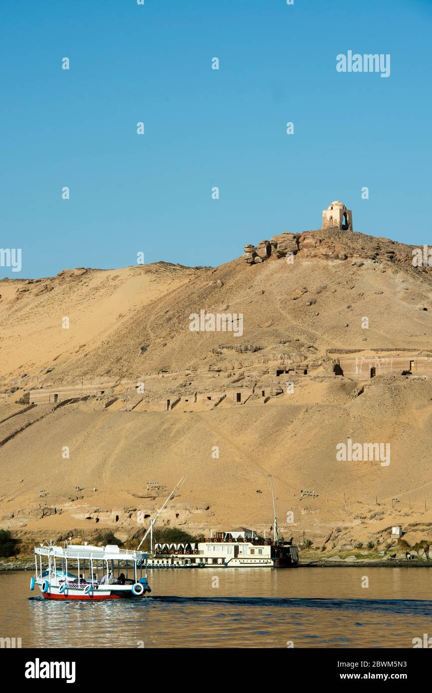 Ägypten, Assuan, pharaonische Felsgräber am Westufer des Nils im Felsenberg Qubbet el-Hawa, auf der Bergspitze das Mausoleum des muslimischen Scheichs Stock Photo