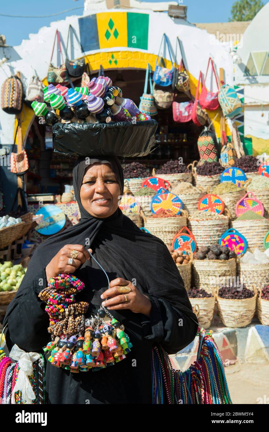 Ägypten, Assuan, Souvenirverkäuferin im 'Nubischen Dorf' am Westufer des Nils beim 1. Katarakt Stock Photo