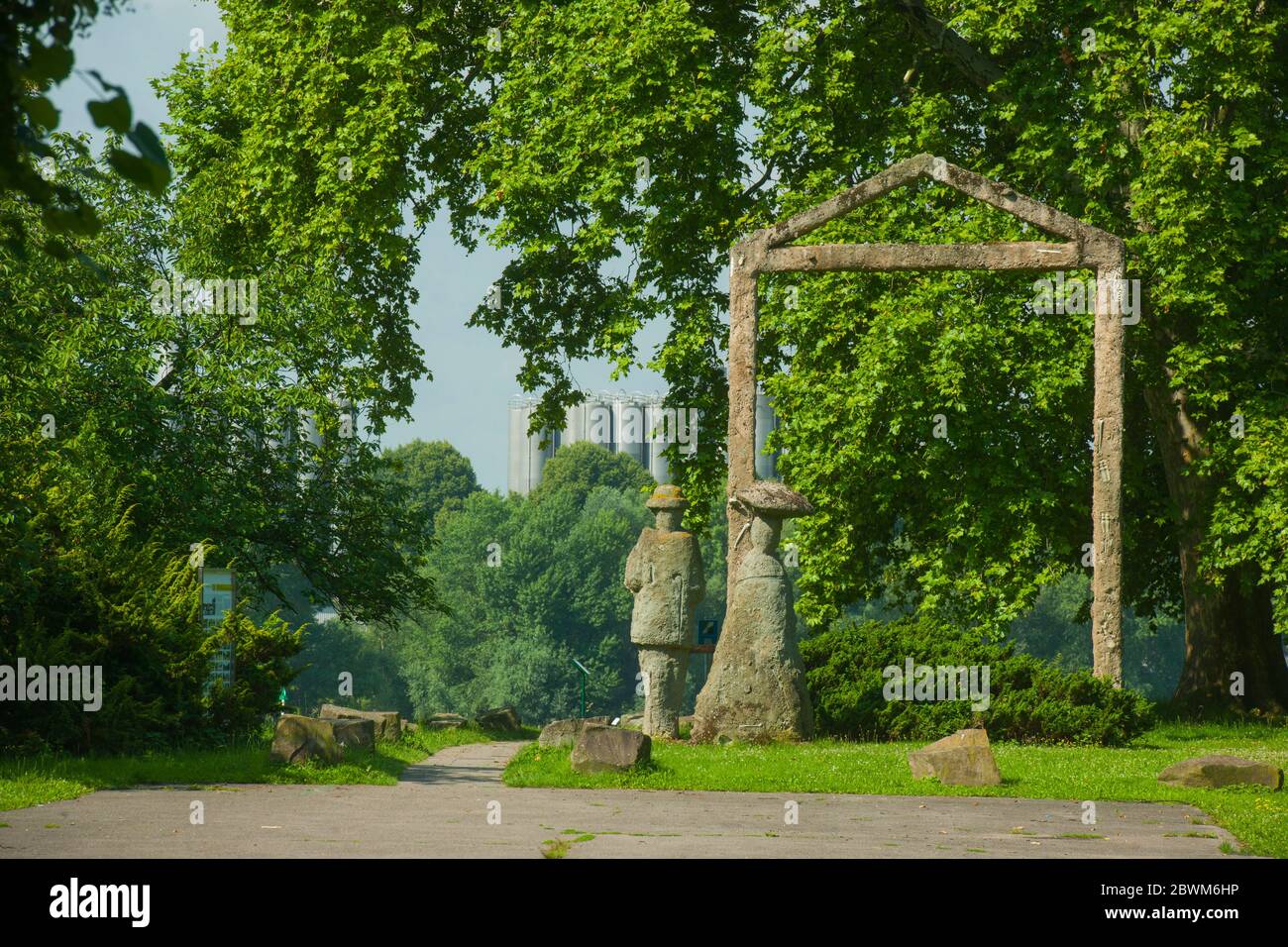 Köln, Mühlheim, Ortsteil Stammheim, Stammheimer Schlosspark, "Schloss mit Grafenpaar" von Herbert Labusga (2002), Stock Photo
