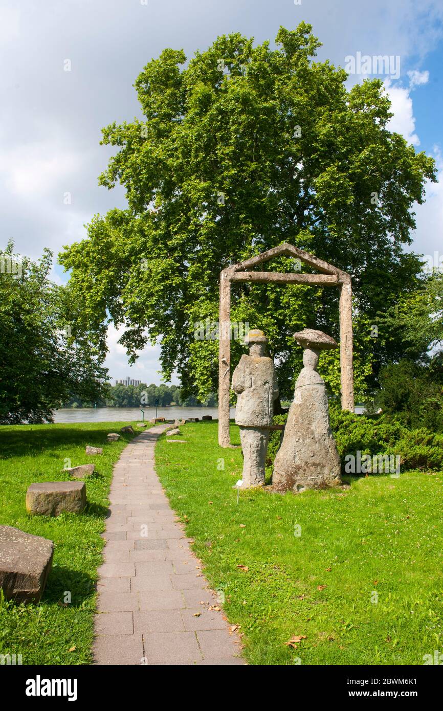 Kšln, MŸhlheim, Ortsteil Stammheim, Stammheimer Schlosspark, "Schloss mit Grafenpaar" von Herbert Labusga (2002), im Hintergrund Gasbehälter im Niehle Stock Photo