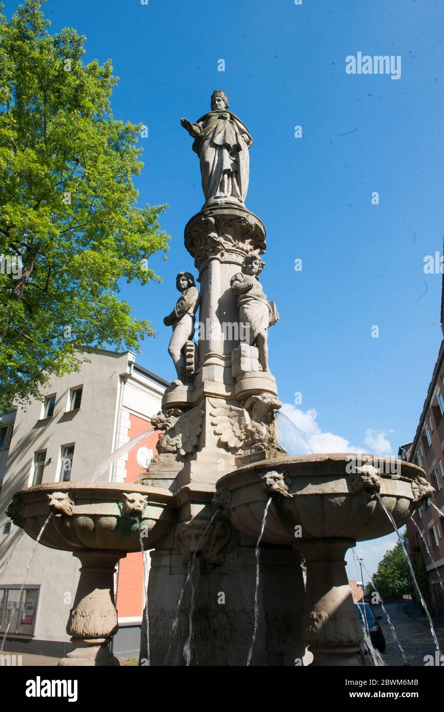 Köln, Mühlheim, Krahnenstrasse, Stadtbrunnen am Knickpunkt der Straße Mülheimer Freiheit. Dieser 'Mülheimia' betitelte Brunnen wurde 1884 von Wilhelm Stock Photo