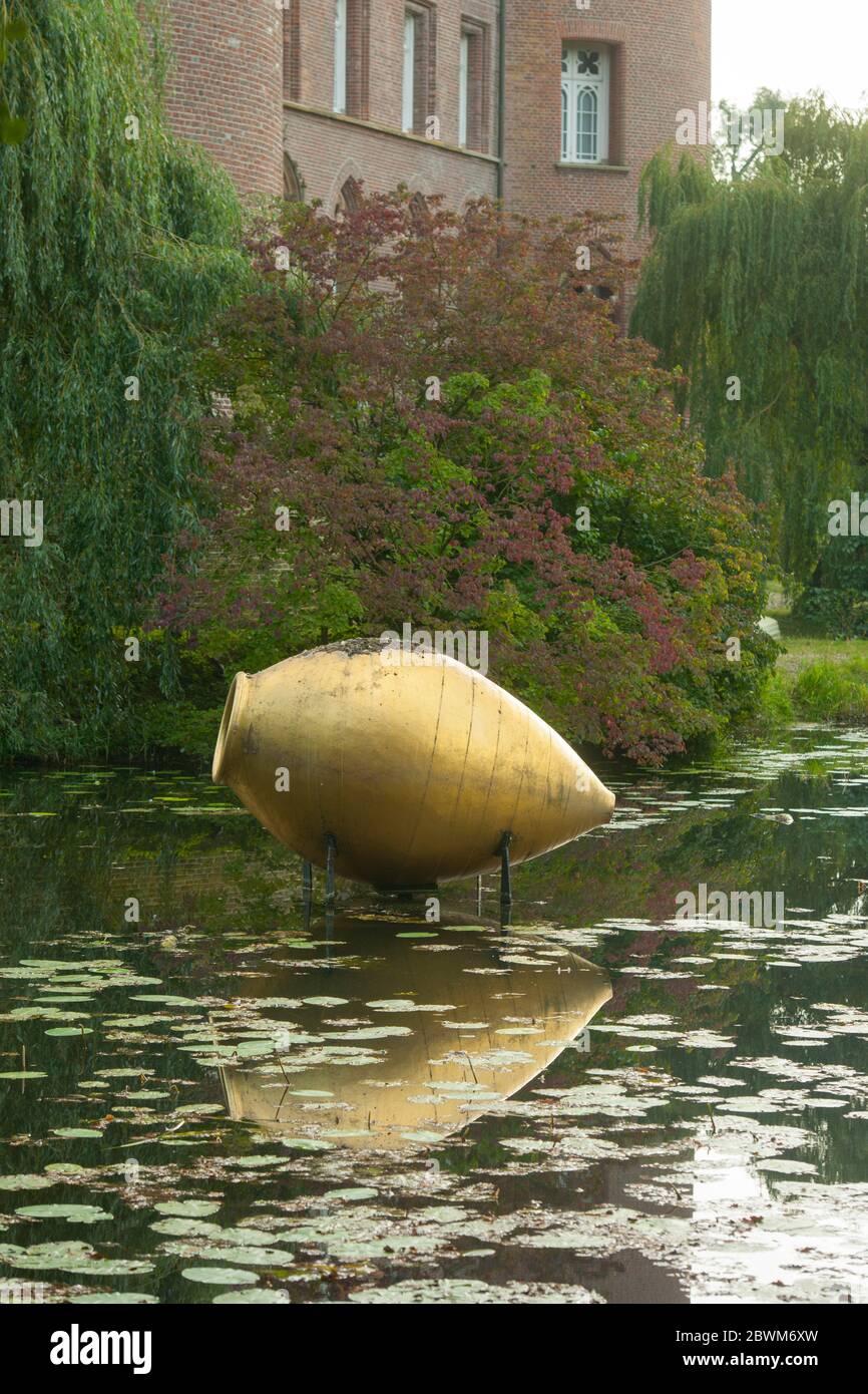 Deutschland, Nordrhein-Westfalen, Kreis Kleve, Bedburg-Hau, Schloss Moyland, Kunst im Burgraben: The Spinning Oracle of Delphi von James Lee Byars. Stock Photo