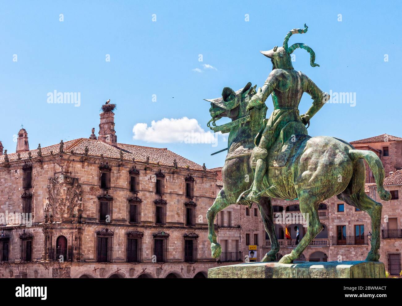 Monumento Ecuestre de Francisco Pizarro y Palacio de la Conquista. Plaza Mayor de Trujillo. Cáceres. Extremadura. España Stock Photo