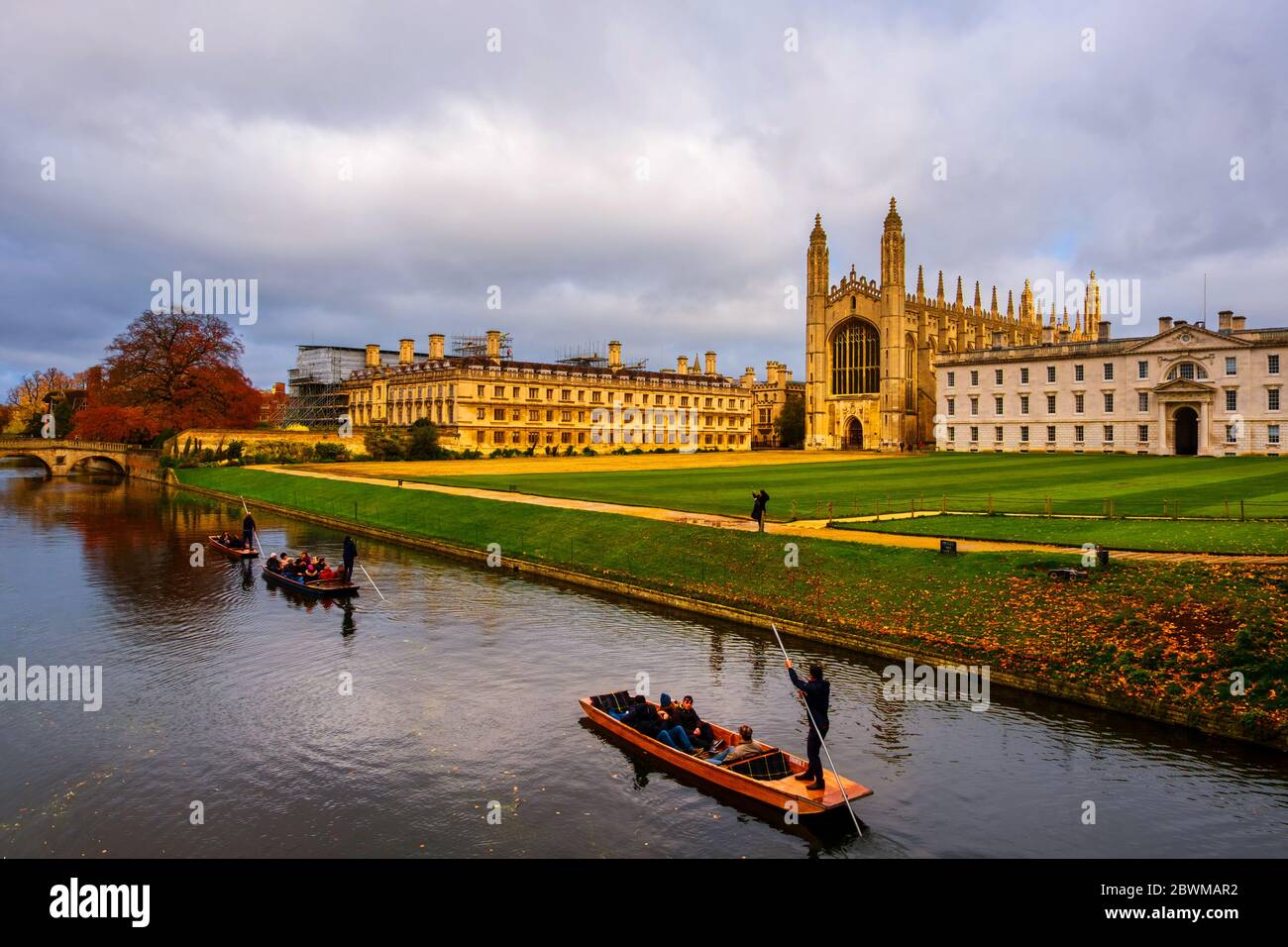 CAMBRIDGE, UK - NOVEMBER 7, 2019: View of University with Chapel in Cambridge, England, UK during the cloudy autumn day with touristic boats in the ri Stock Photo