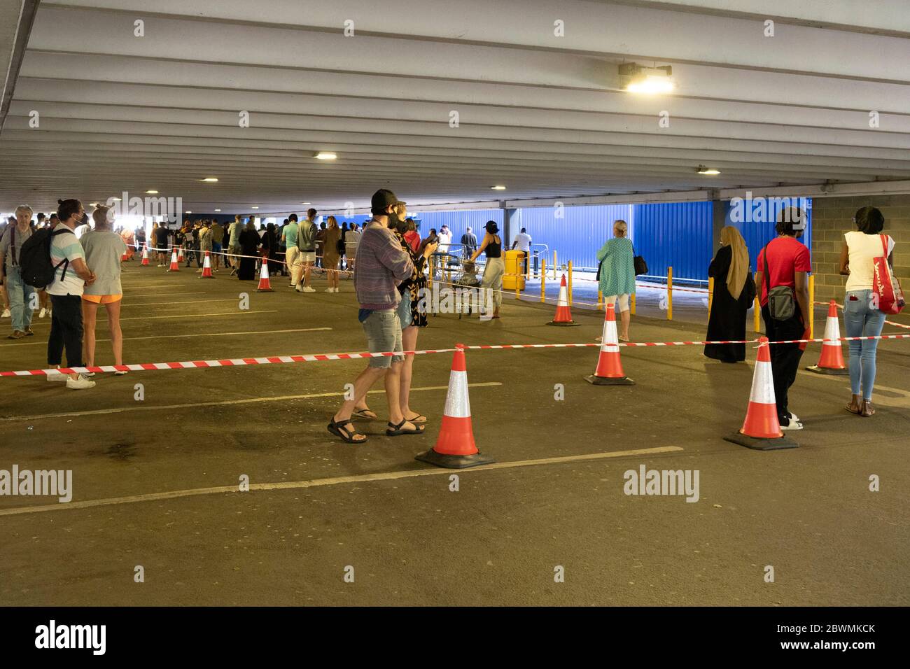 Ontrouw Vakantie Imperialisme London, Britain. 2nd June, 2020. Customers keep social distancing whilst queuing up outside the IKEA store in Wembley, London, Britain, June 2, 2020. Credit: Ray Tang/Xinhua/Alamy Live News Stock Photo - Alamy Ontrouw Vakantie Imperialisme London, Britain. 2nd June, 2020. Customers keep social distancing whilst queuing up outside the IKEA store in Wembley, London, Britain, June 2, 2020. Credit: Ray Tang/Xinhua/Alamy Live News Stock Photo - Alamy