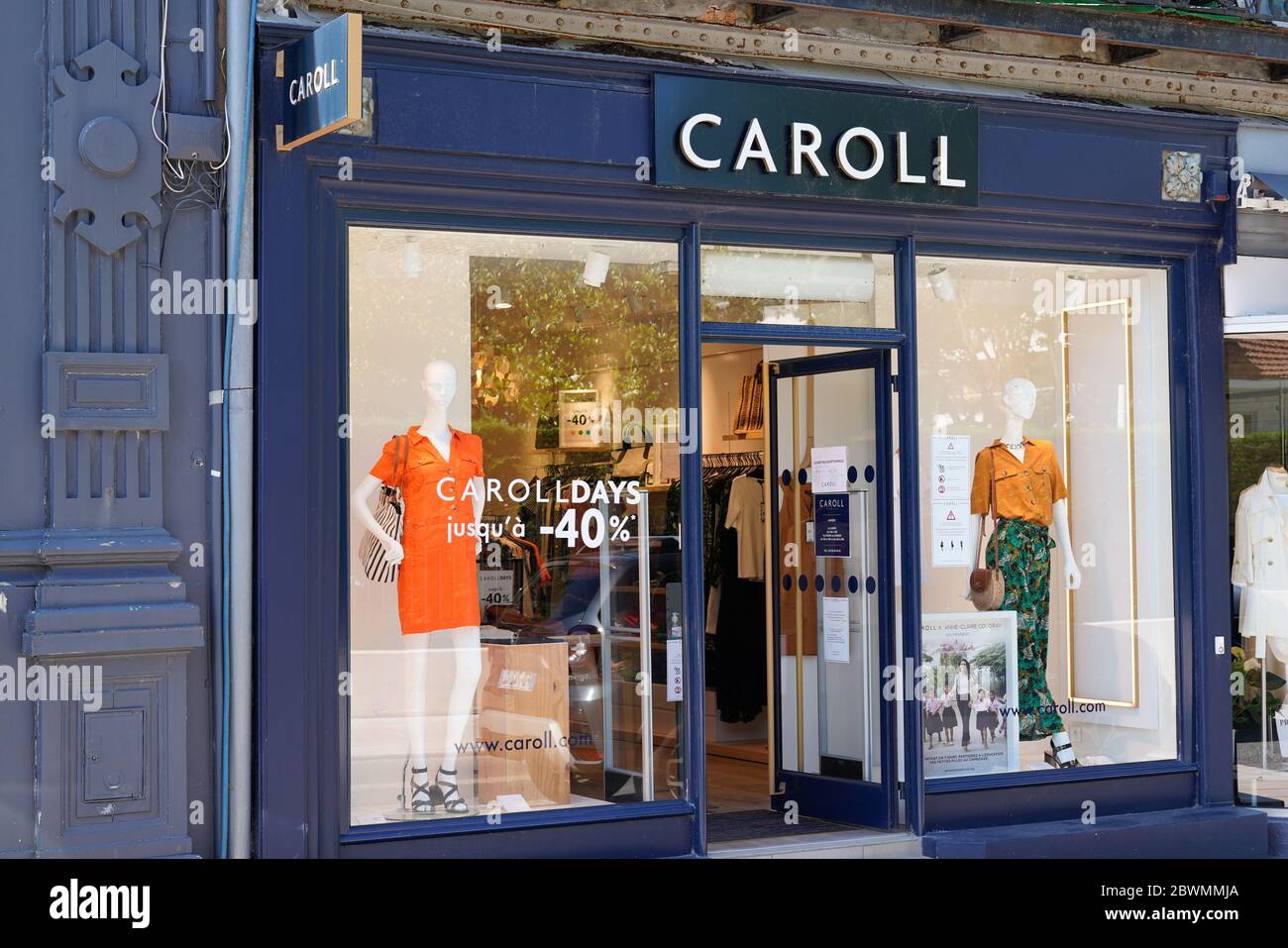 Bordeaux , Aquitaine / France - 05 05 2020 : Caroll sign logo on clothing  store facade of french shop for women Stock Photo - Alamy