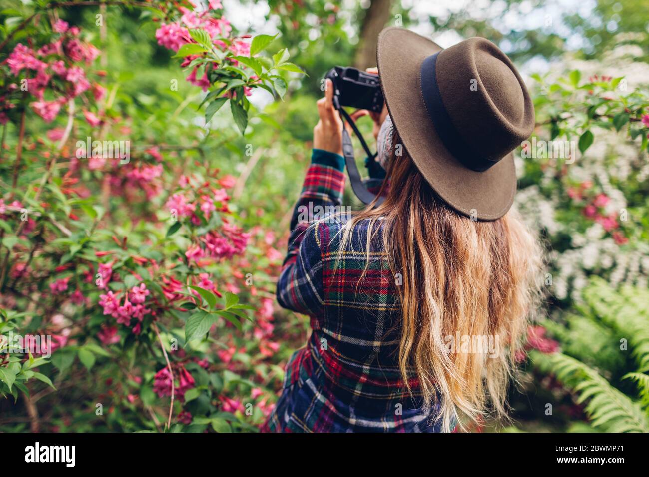 Girl photographing flowers hi-res stock photography and images - Page 3 -  Alamy