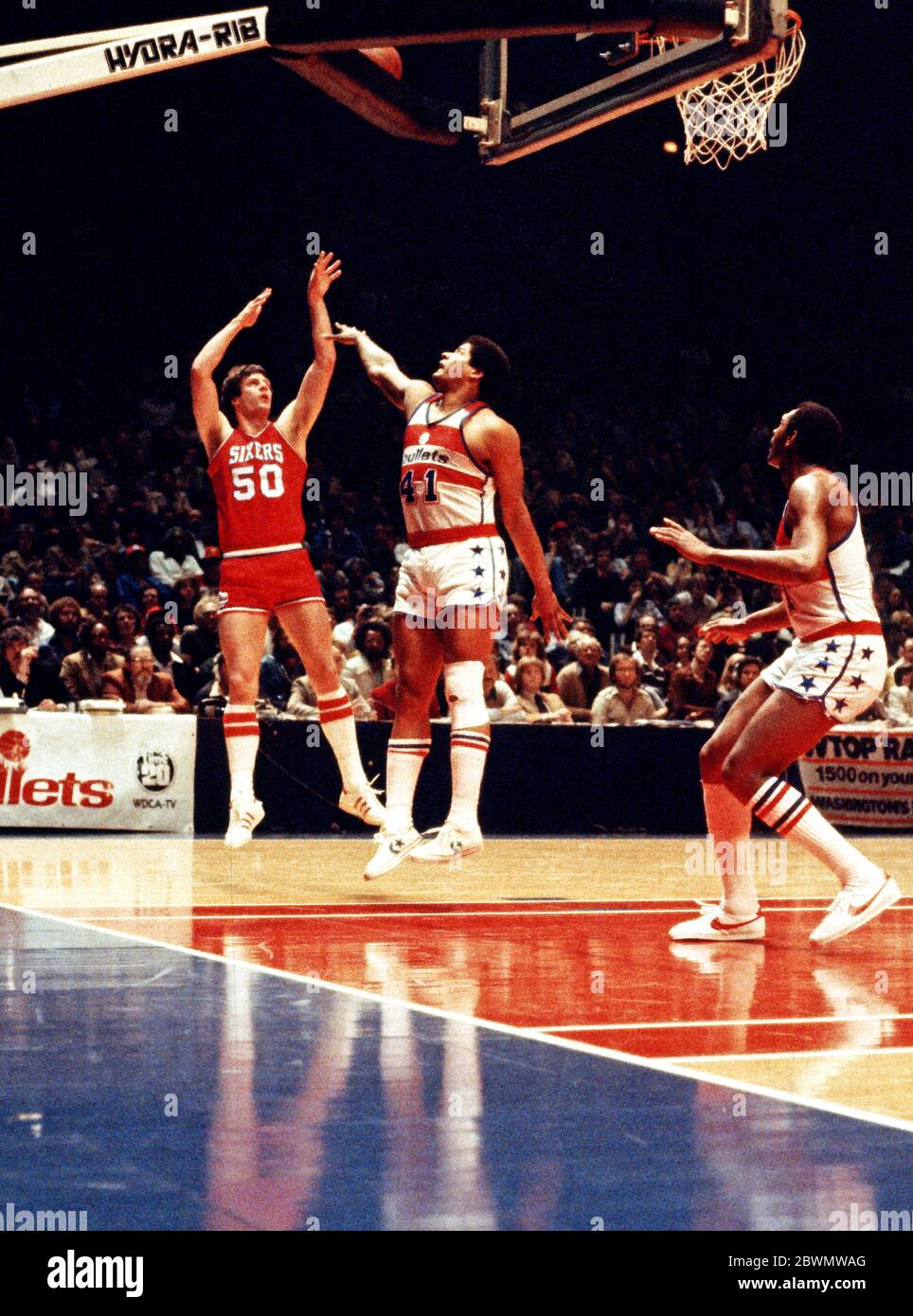 In this undated file photo, Washington Bullets (now Washington Wizards) center Wes Unseld (41) in game action against the Philadelphia 76ers at the Capital Centre in Landover, Maryland.  Unseld passed away on June 2, 2020 at the age of 74.Credit: Arnie Sachs / CNP | usage worldwide Stock Photo