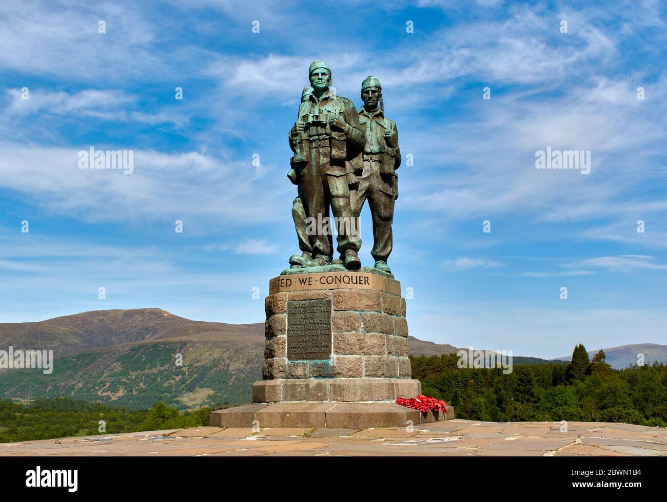 THE COMMANDO MEMORIAL SPEAN BRIDGE FORT WILLIAM SCOTLAND WITH POPPY WREATHS Stock Photo