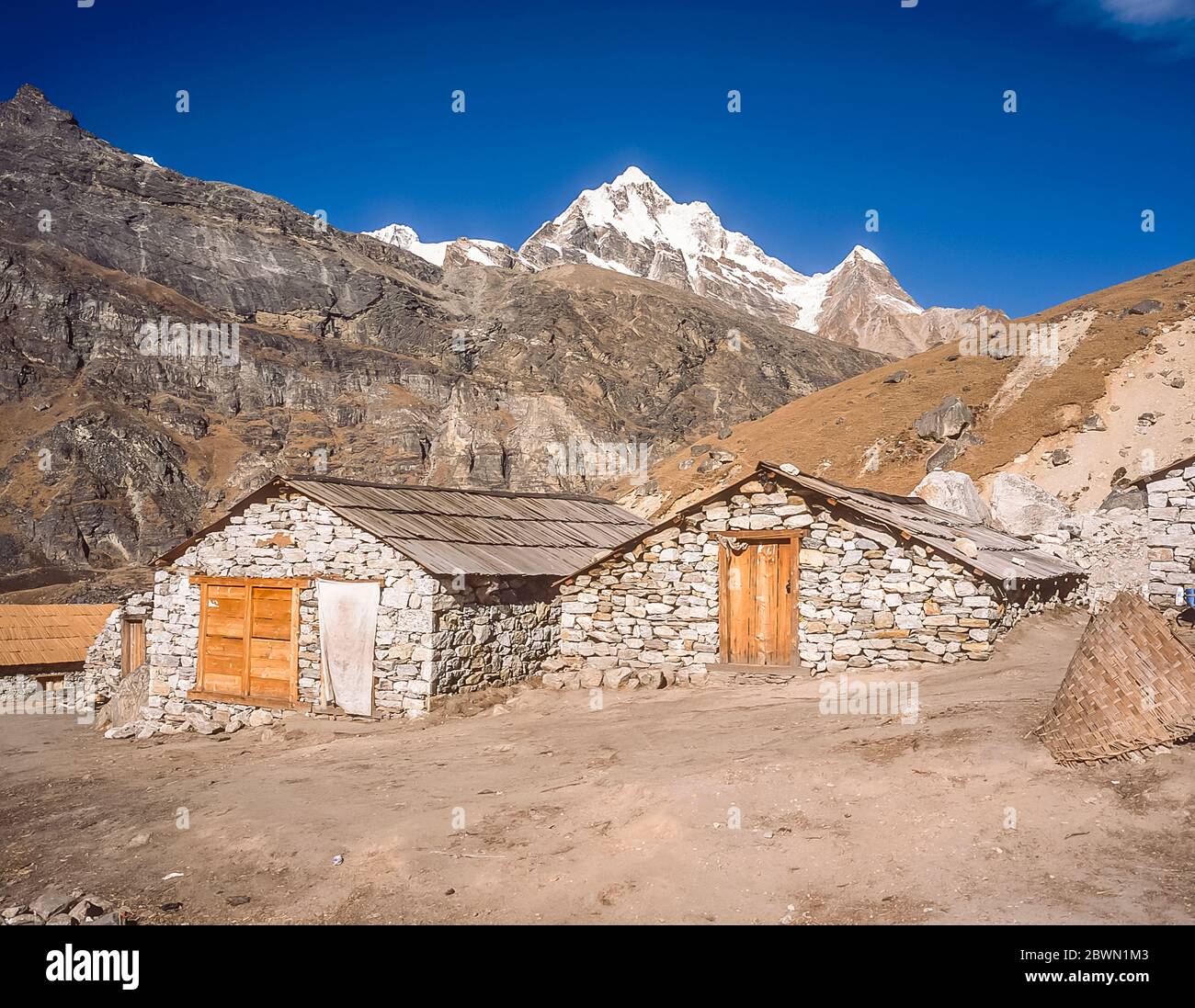 Nepal. Trek to Mera Peak. Various buildings at the high Yak pasture  settlement of Khare en-route to Mera Peak Stock Photo - Alamy