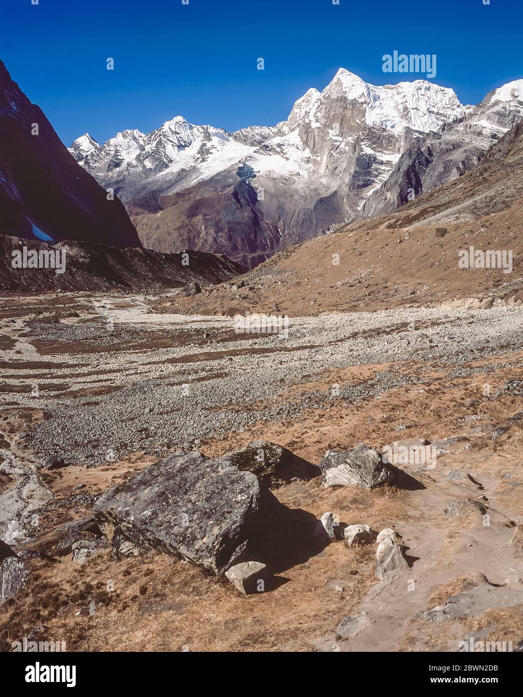 Nepal. Trek to Mera Peak. Trek trail looking down the Hinku valley towards Peak 43 and the the settlement of Tagnag Stock Photo