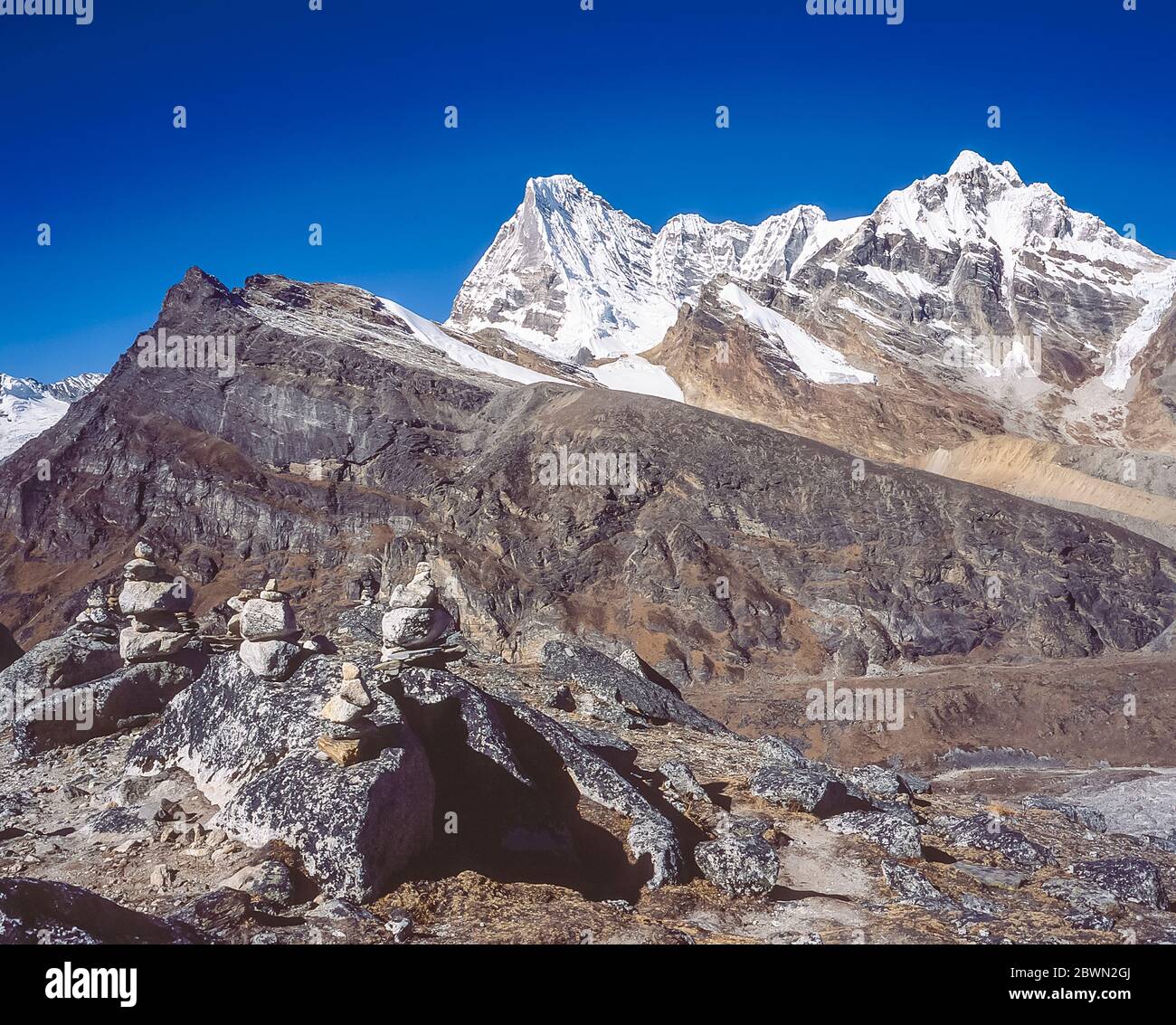 Nepal. Trek to Mera Peak. Scenic looking down towards the Yak settlement of Khare and Peak 43 Stock Photo