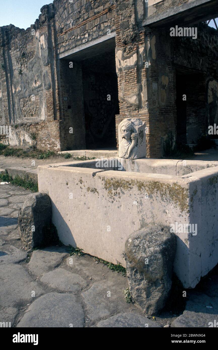 Ancient water fountain in Pompeii,Italy Stock Photo Alamy