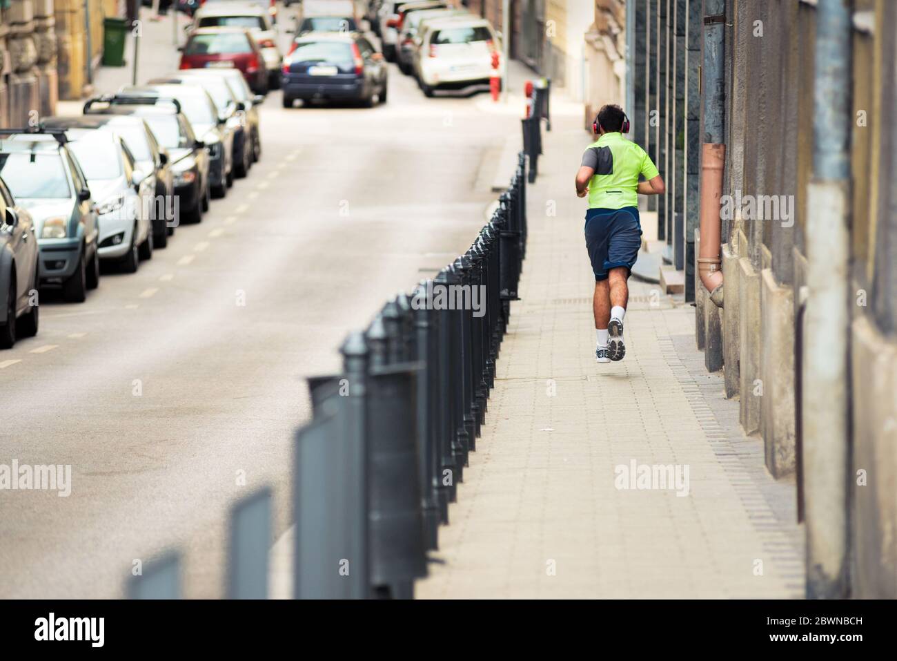 Jogging city cars hi-res stock photography and images - Alamy