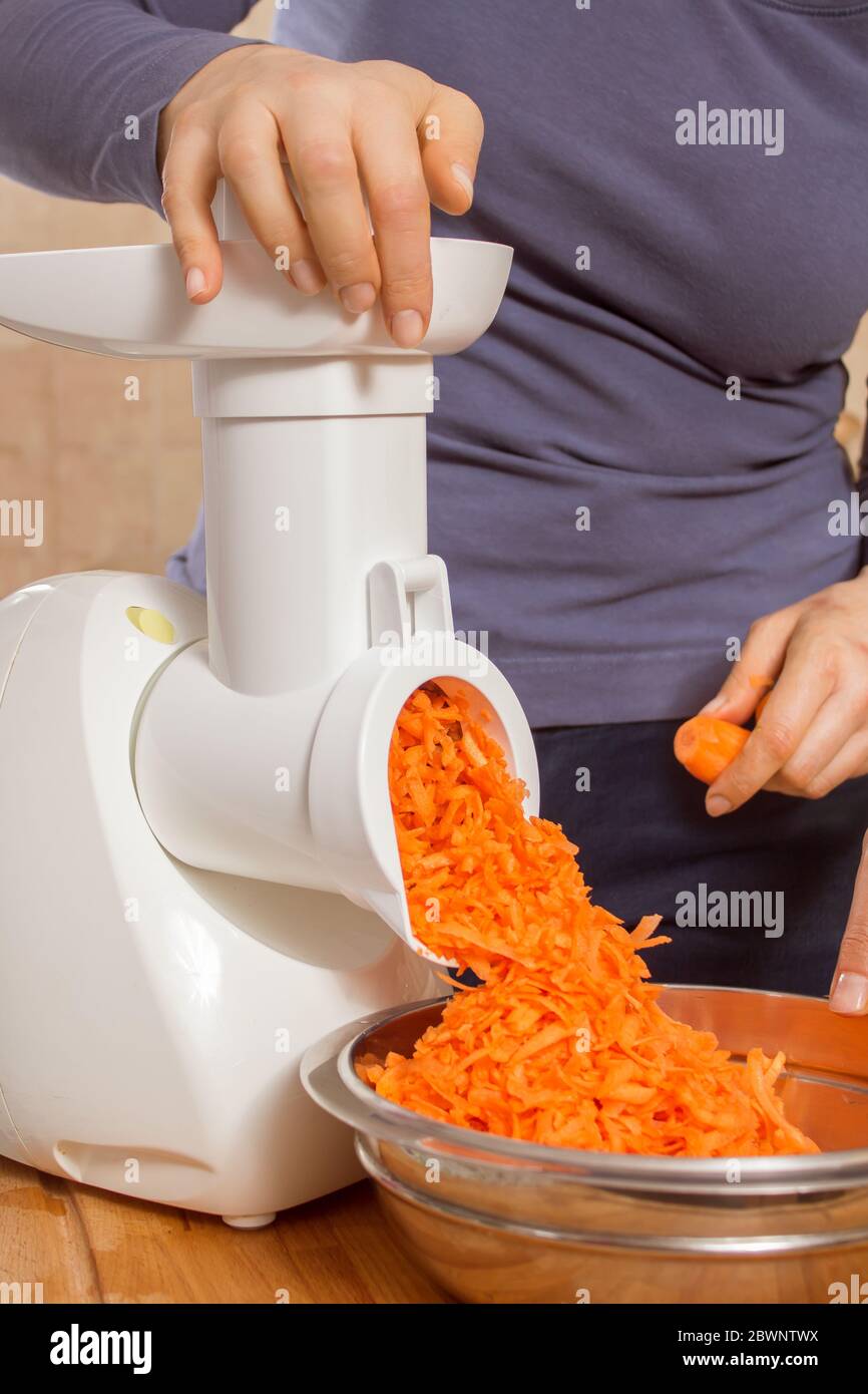 Carrot Razor Electric razor with an attachment for cutting vegetables. A woman in ...