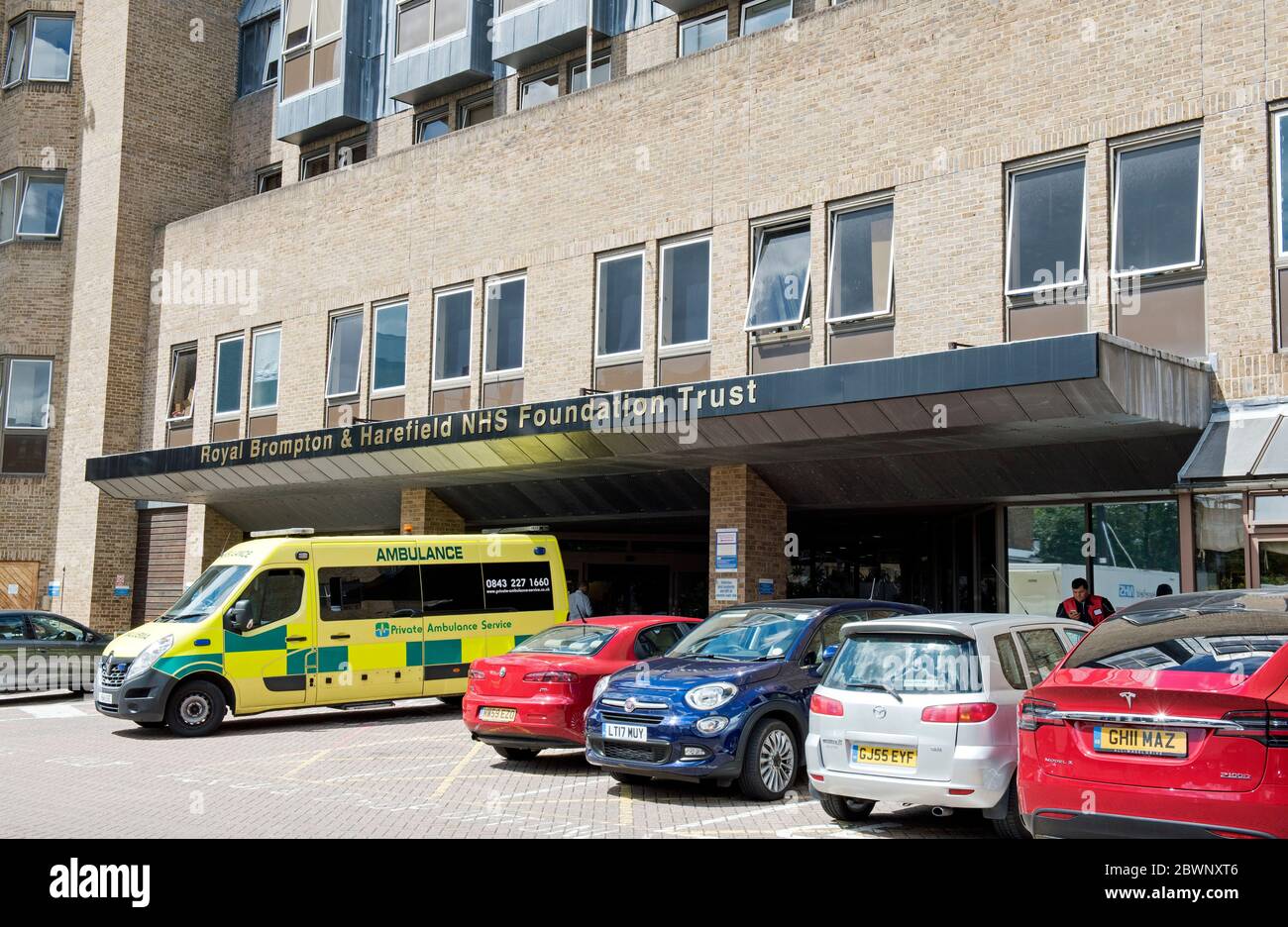 Royal Brompton Hospital & Harefield NHS Foundation Trust, Chelsea Wing with cars and ambulance parked outside, London Borough of Kensington & Chelsea Stock Photo