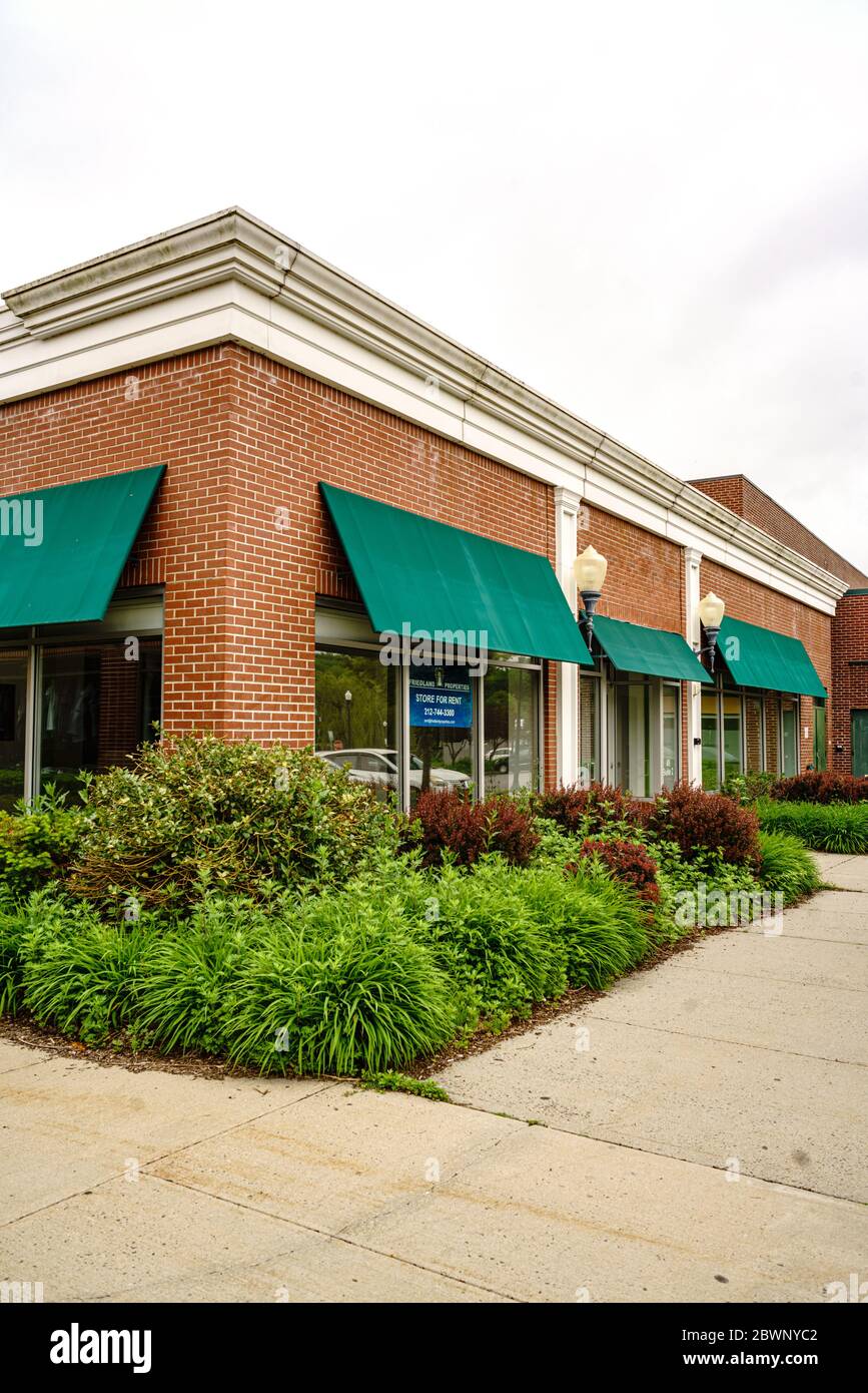 Mt. Kisco, New York May 29, 2020: As Westchester County NY in the mid-Hudson region in metro NYC begins Phase 1 of limited reopening after the economic downturn sparked by the coronavirus pandemic, some businesses have gone out of business, leaving empty storefronts available for lease. Stock Photo