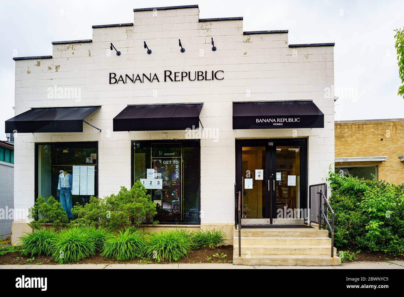 Mt. Kisco, New York May 29, 2020: As Westchester County NY begins Phase 1 of its limited reopening after the coronavirus pandemic, retail clothing stores such as Banana Republic provide curbside pickup due to the need for continued social distancing. Stock Photo