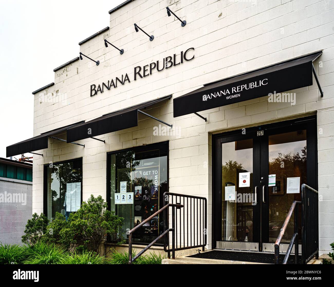 Mount Kisco, New York May 29, 2020: As Westchester County NY begins Phase 1 of its limited reopening after the coronavirus pandemic, retail clothing stores such as Banana Republic provide curbside pickup due to the need for continued social distancing. Stock Photo