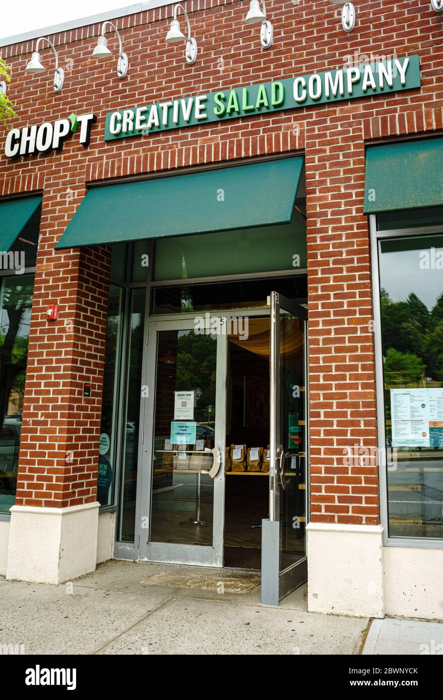 Mt. Kisco, New York May 29, 2020: As Westchester County, part of the mid-Hudson region part of the metro NYC area, begins to reopen, paper bags ready for carry out only service at Chop't Creative Salad Company, a restaurant In Mount Kisco. Stock Photo