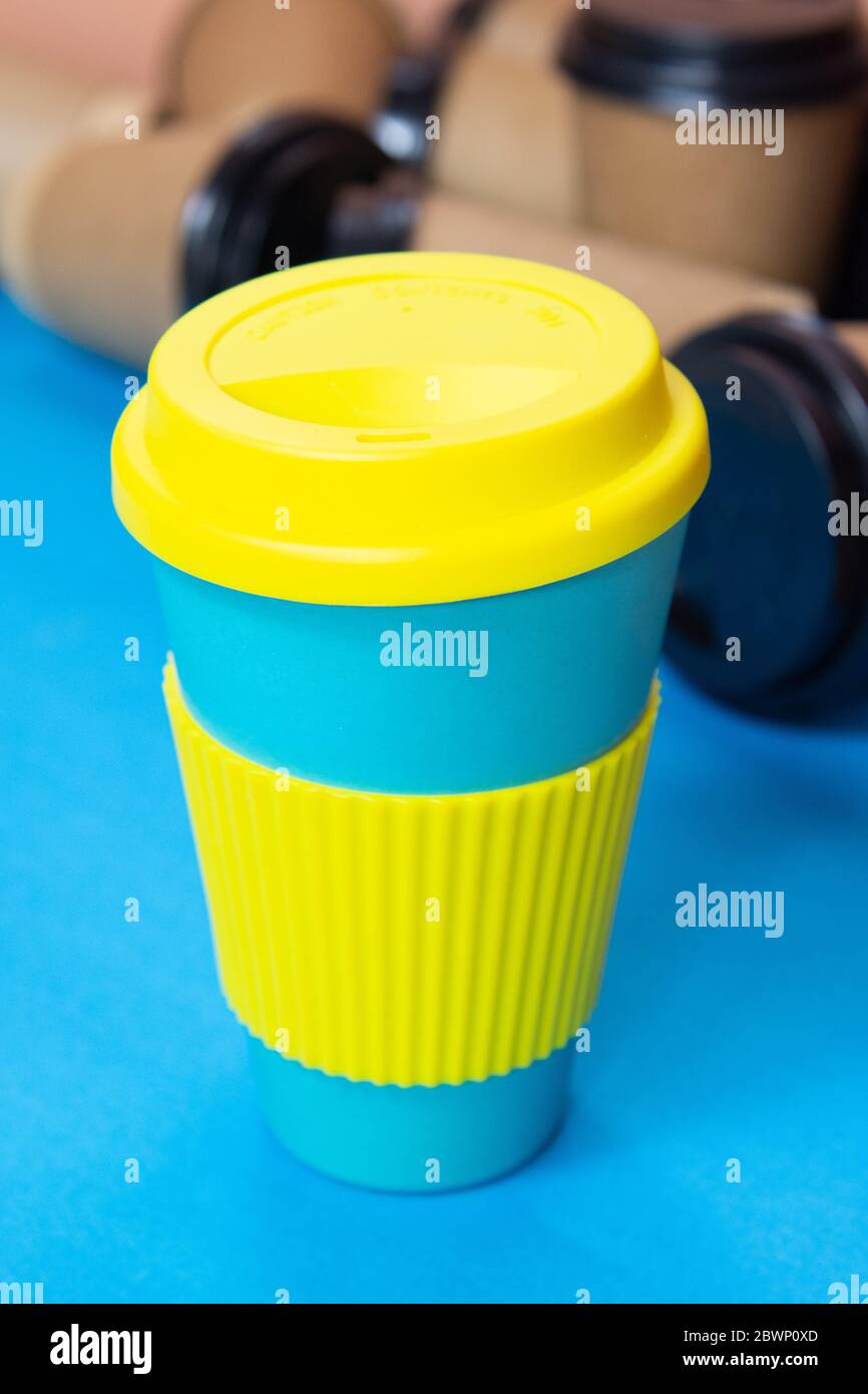 Stylish reusable eco coffee cup and multiple single use cardboard cups Stock Photo