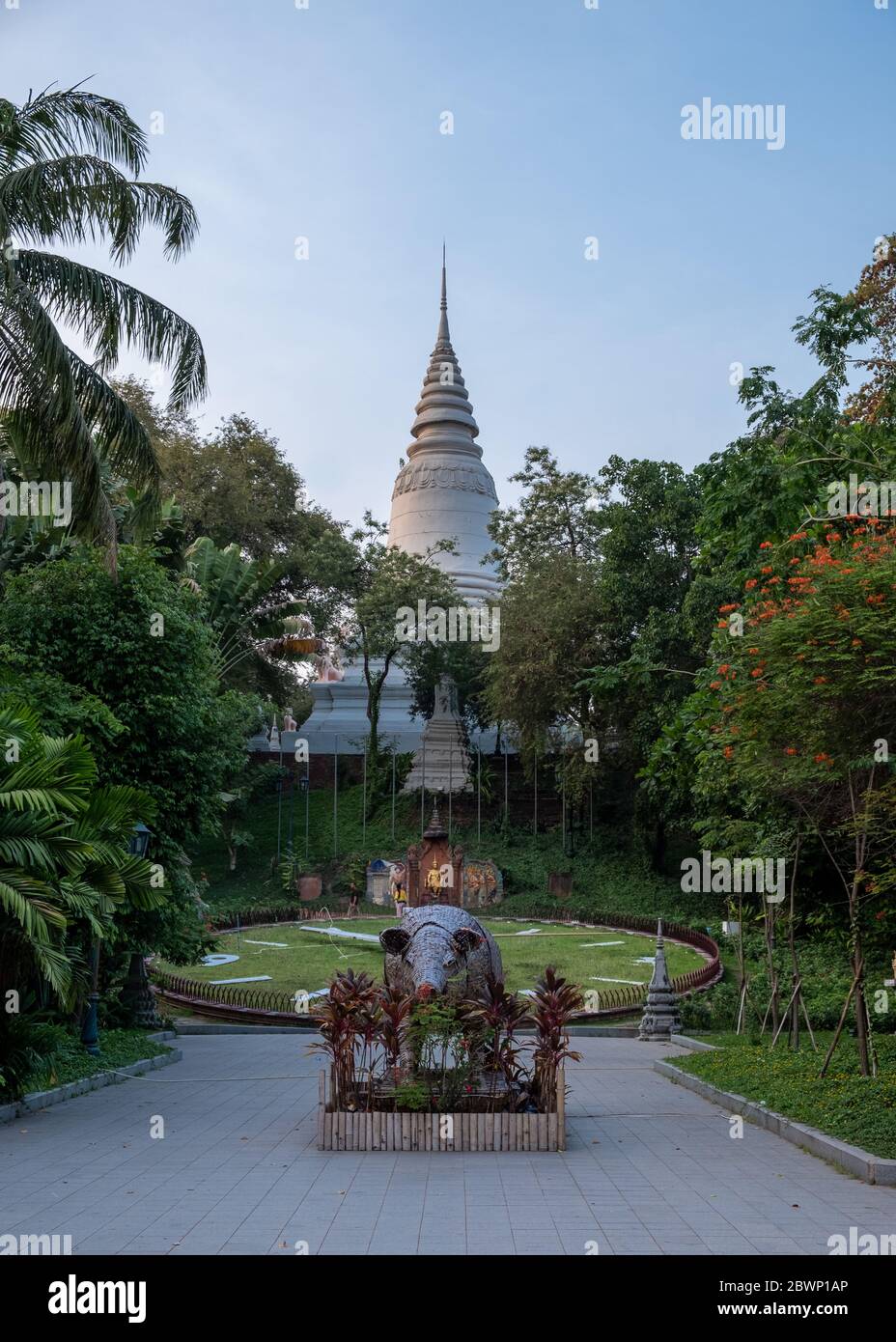 Wat Phnom, Phnom Penh, Cambodia Stock Photo - Alamy