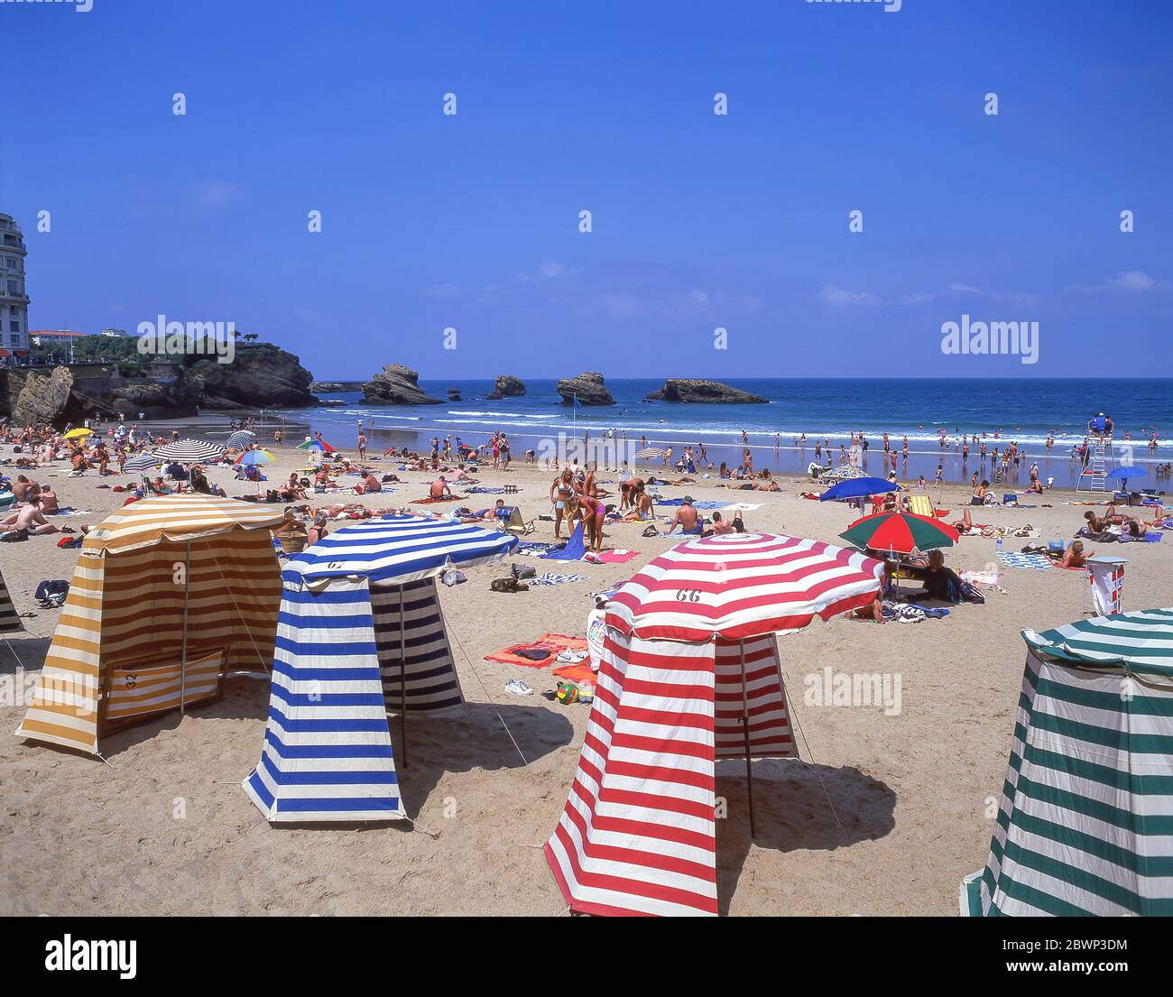 Vintage beach changing tents on Plage Miramar, Biarritz (Miarritze), Pyrénées-Atlantiques, Nouvelle-Aquitaine, France Stock Photo
