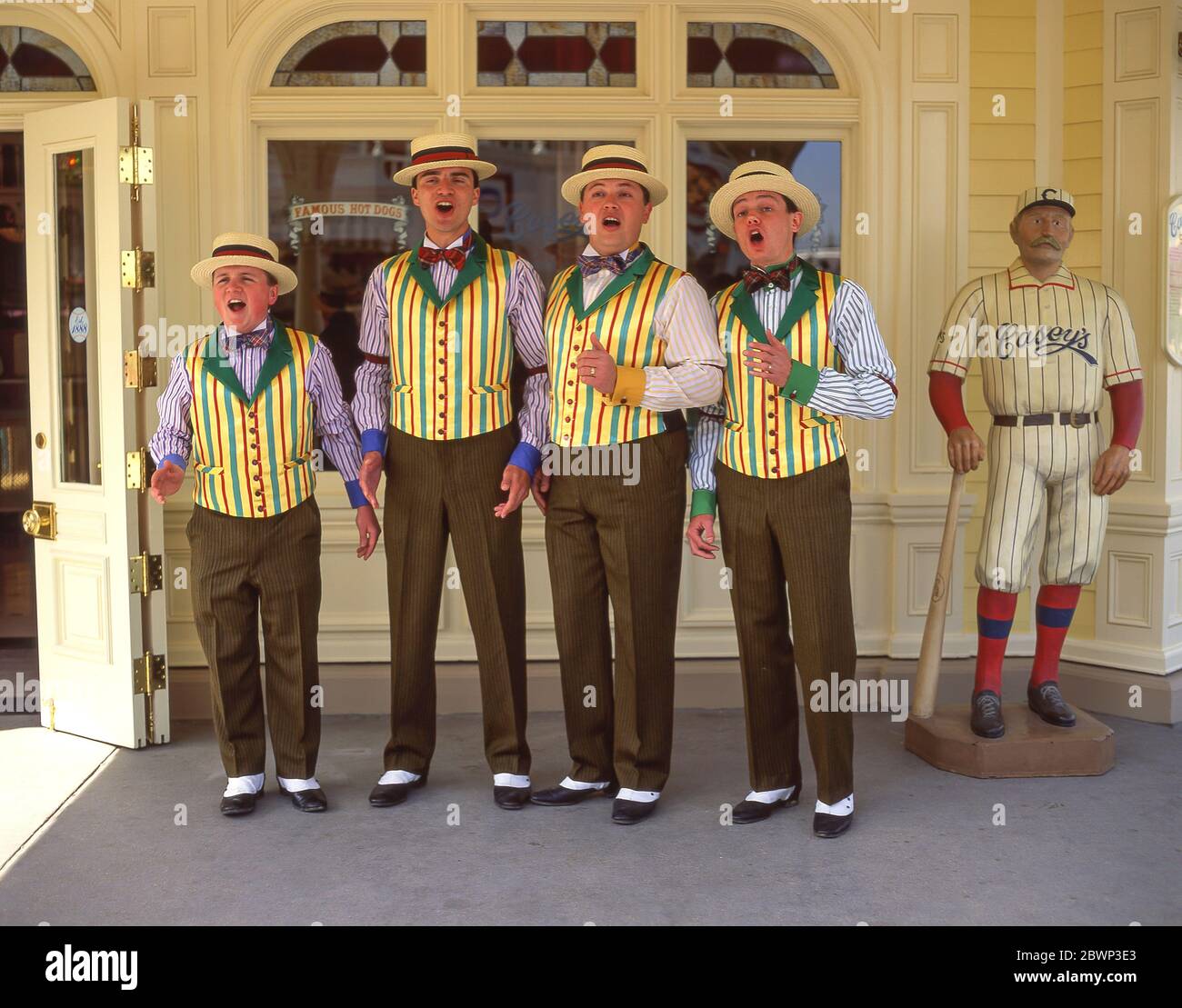 Barbershop quartet singers, Main Street USA, Disneyland Park, Disneyland Paris, Marne-la-Vallée, Île-de-France, France Stock Photo