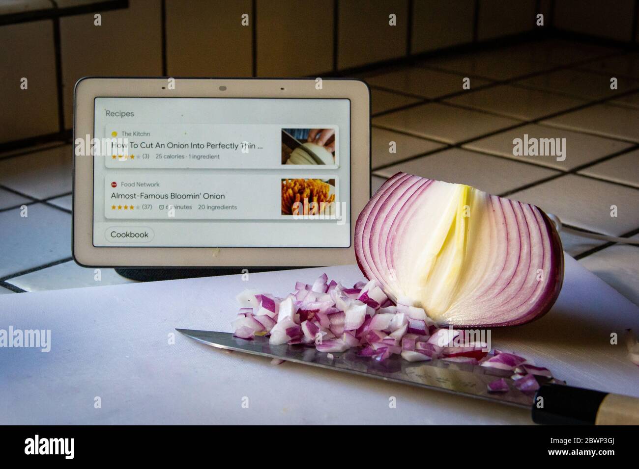 Video onion cutting on board hi-res stock photography and images - Alamy