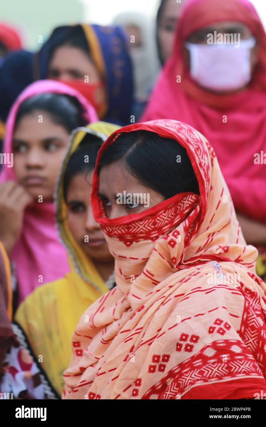 Bangladesh garment factory female hi-res stock photography and images ...