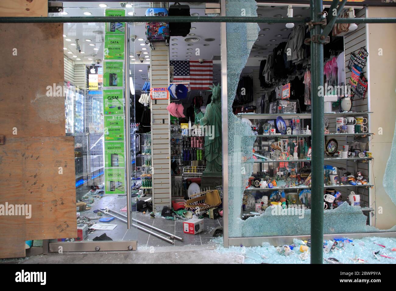 Looters In Store Looters shop night hi-res stock photography and images - Alamy