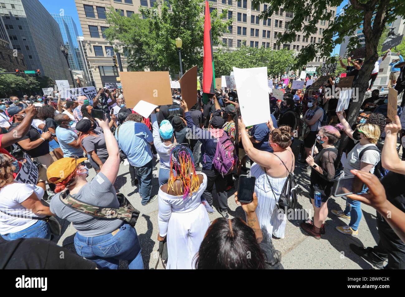 Wilmington, DE, USA. 2nd June, 2020. Crowds of protestors take over Rodney Square to protest the death of George Floyd Saturday. May 30, 2020 in Wilmington, Delaware. Credit: Saquan Stimpson/ZUMA Wire/Alamy Live News Stock Photo