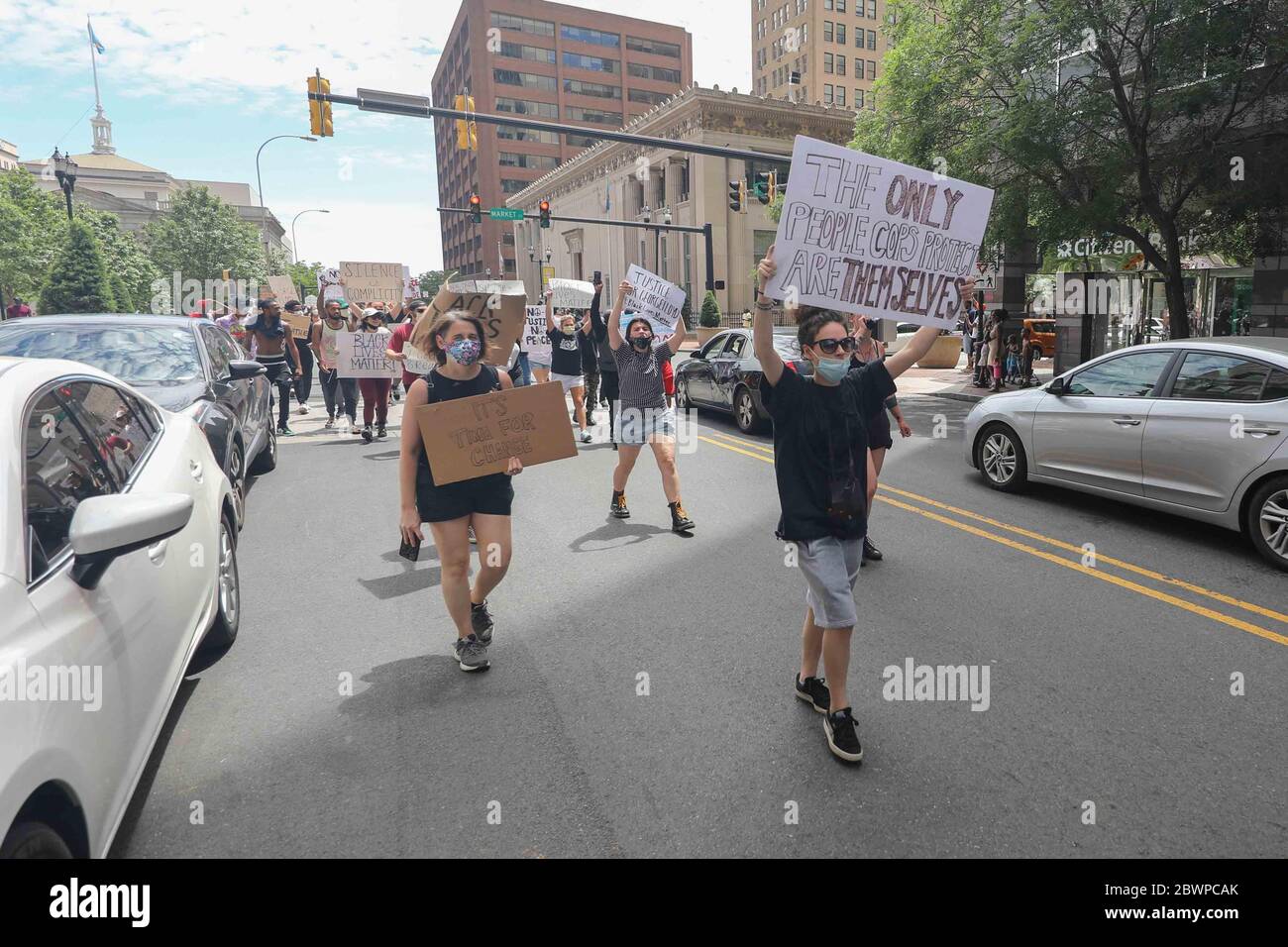 Wilmington, DE, USA. 2nd June, 2020. Crowds of protestors take over Rodney Square to protest the death of George Floyd Saturday. May 30, 2020 in Wilmington, Delaware. Credit: Saquan Stimpson/ZUMA Wire/Alamy Live News Stock Photo