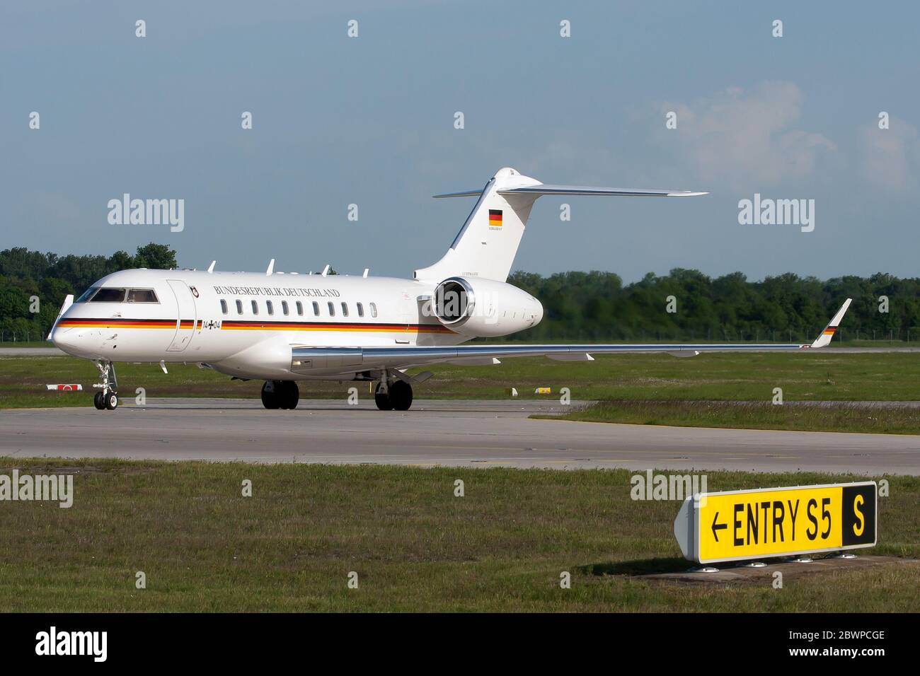 Bombardier global 5000 aircraft hi-res stock photography and images - Alamy