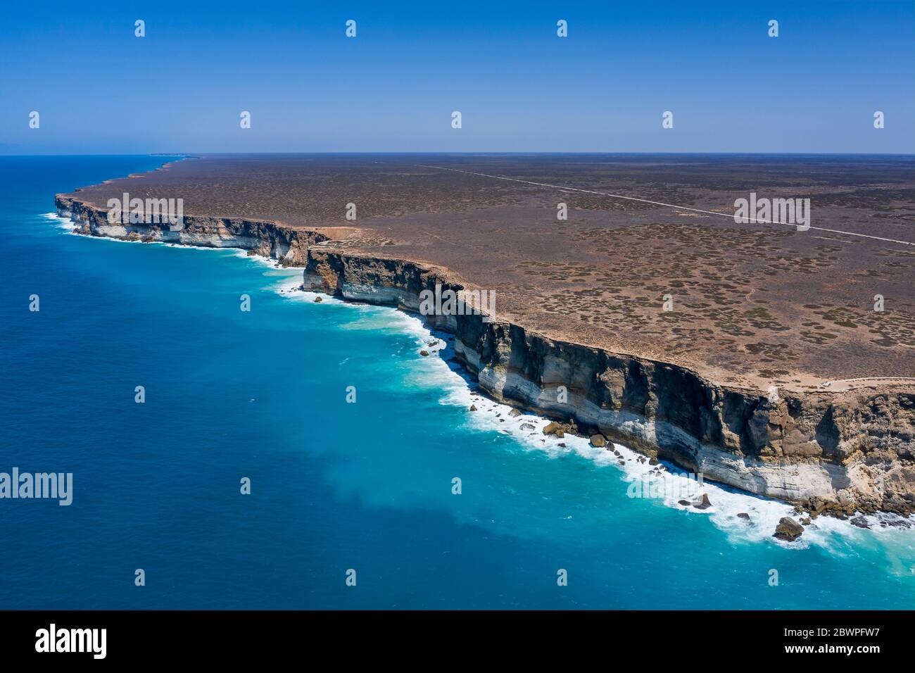 Looking down on the sandstone cliffs and the Great Australian Bight marine park from an unidentified stop on the Eyre Highyway past Bunda Cliffs headi Stock Photo