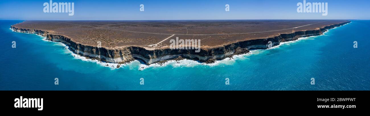 Panoramic view looking down on the sandstone cliffs and the Great Australian Bight marine park from an unidentified stop on the Eyre Highyway past Bun Stock Photo