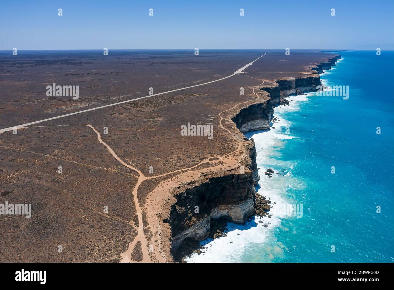 View of the cliffs and Eyre Highway at the Great Australian Bight close to the Nullarbor Cliffs lookout Stock Photo