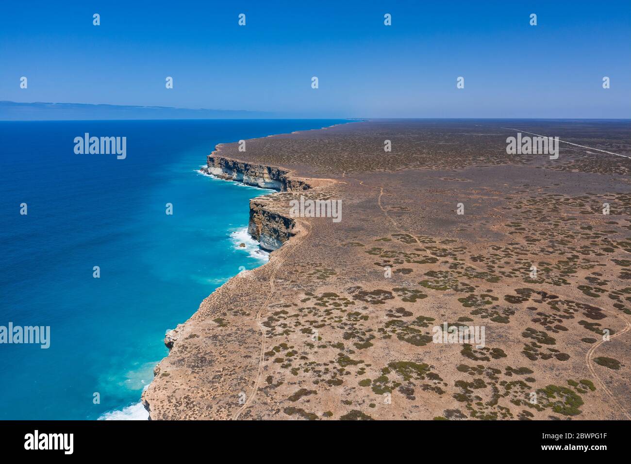 View of the cliffs and Eyre Highway at the Great Australian Bight close to the Nullarbor Cliffs lookout Stock Photo