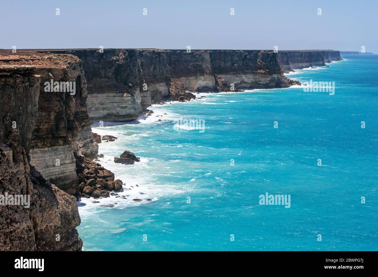 View of the limestone cliffs from the first main viewing platform on the West Australian side of the Great Australian Bight Stock Photo